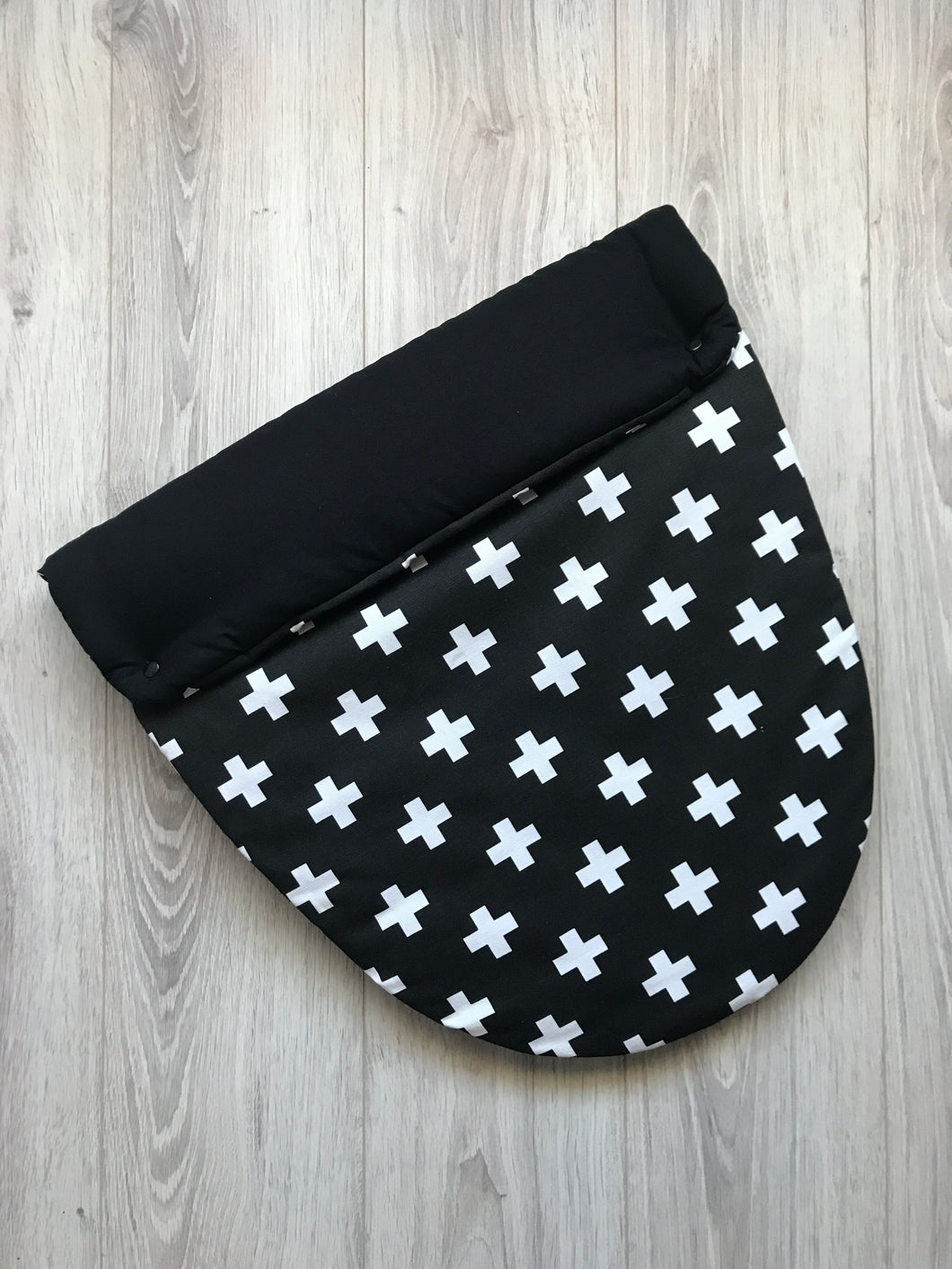 Snuggle Bag - Cross Black
